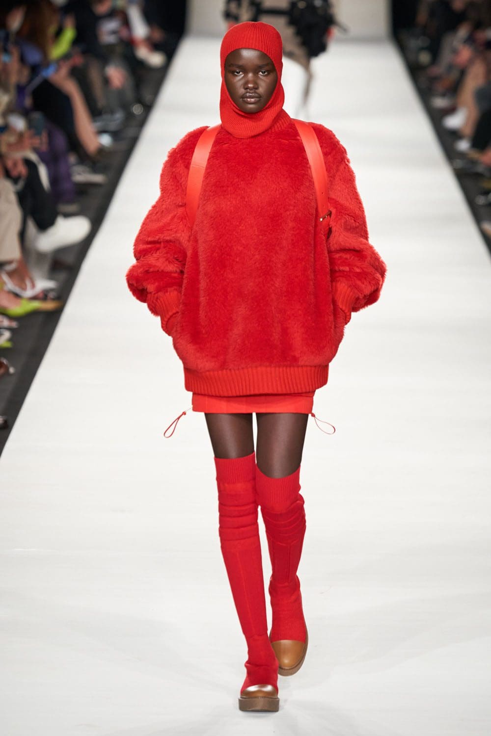 Max Mara outono inverno 2022-2023 Milan Runway revista