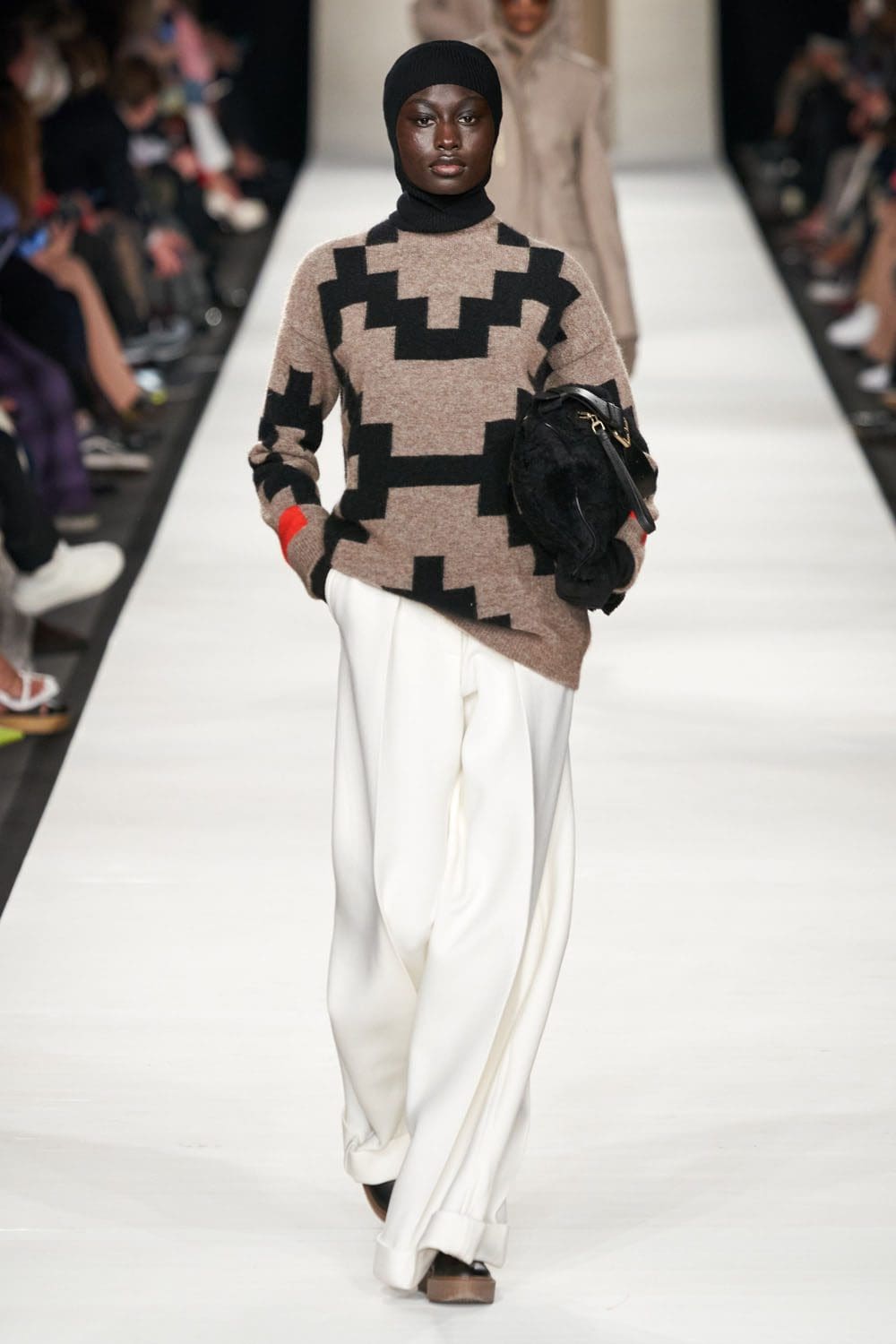 Max Mara outono inverno 2022-2023 Milan Runway revista