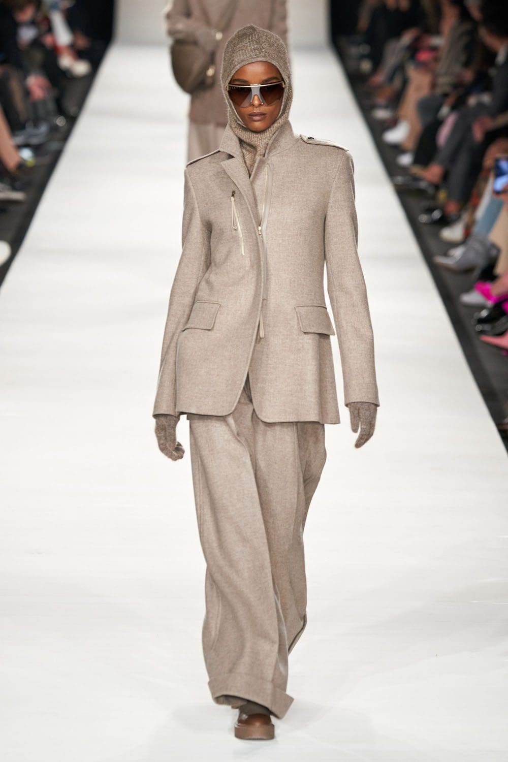 Max Mara outono inverno 2022-2023 Milan Runway revista