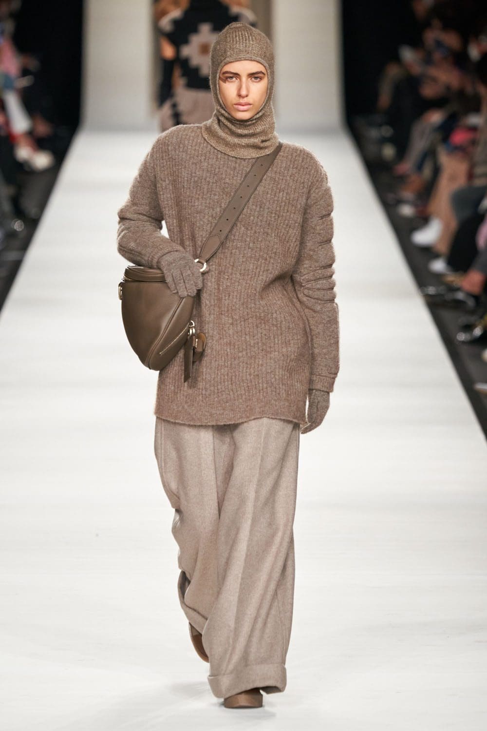 Max Mara outono inverno 2022-2023 Milan Runway revista