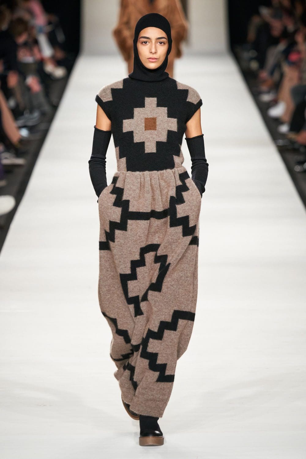 Max Mara outono inverno 2022-2023 Milan Runway revista