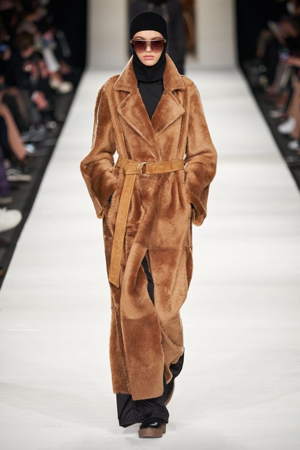 Max Mara outono inverno 2022-2023 Milan Runway revista