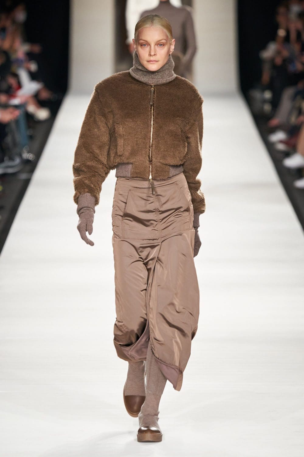 Max Mara outono inverno 2022-2023 Milan Runway revista