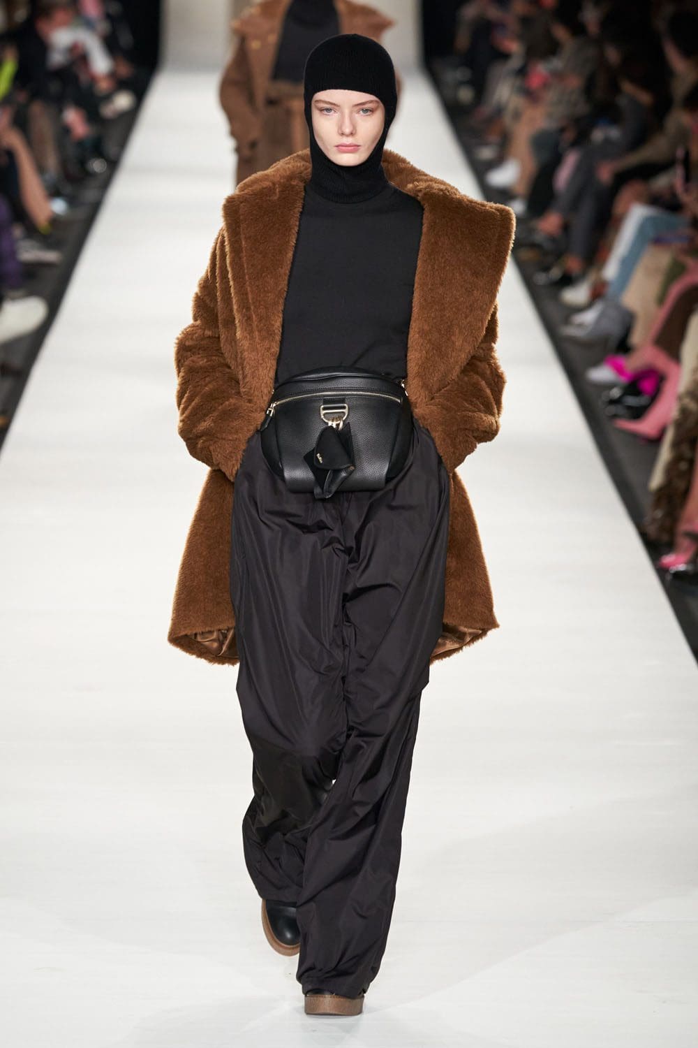 Max Mara outono inverno 2022-2023 Milan Runway revista