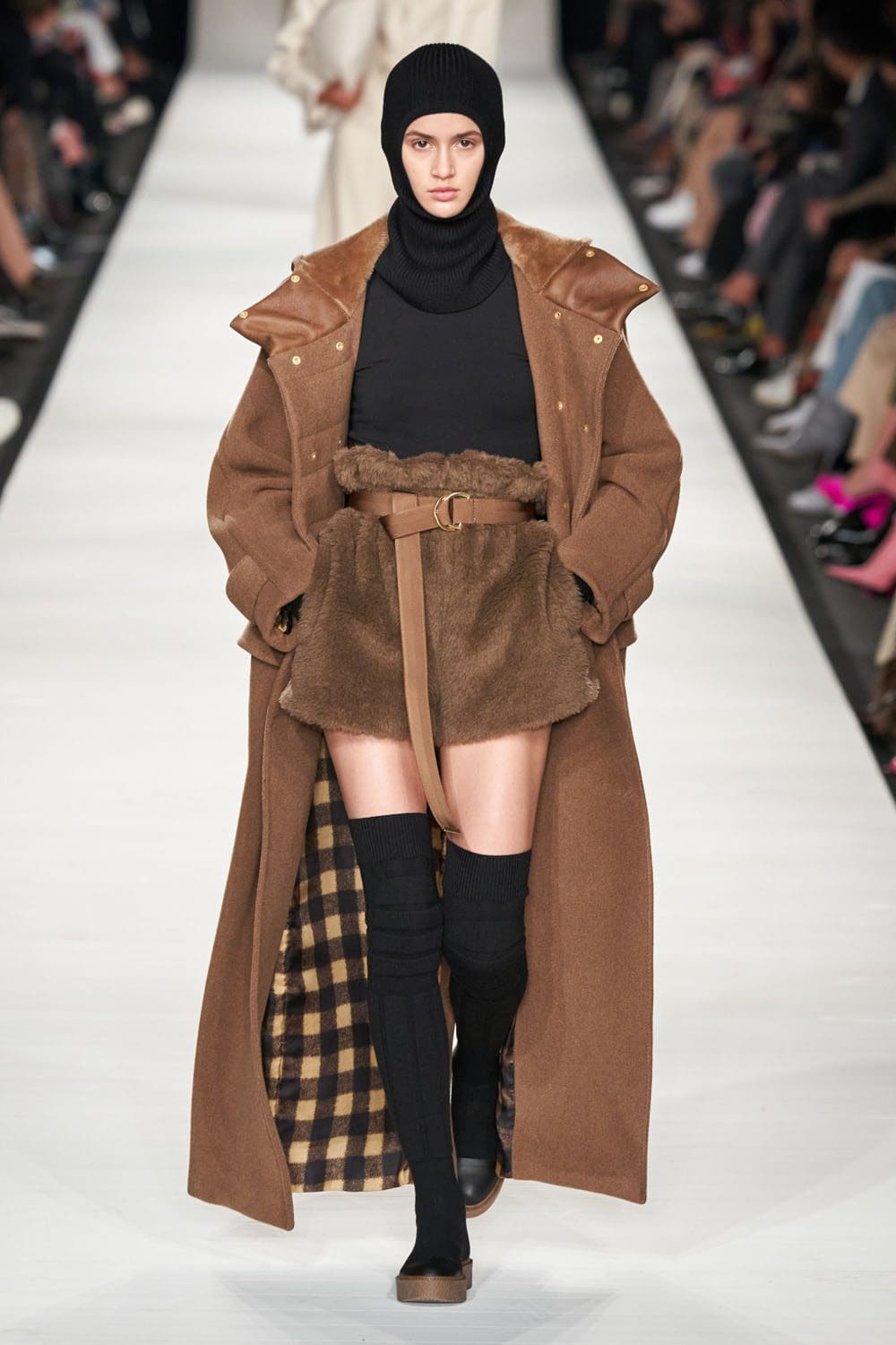 Max Mara outono inverno 2022-2023 Milan Runway revista