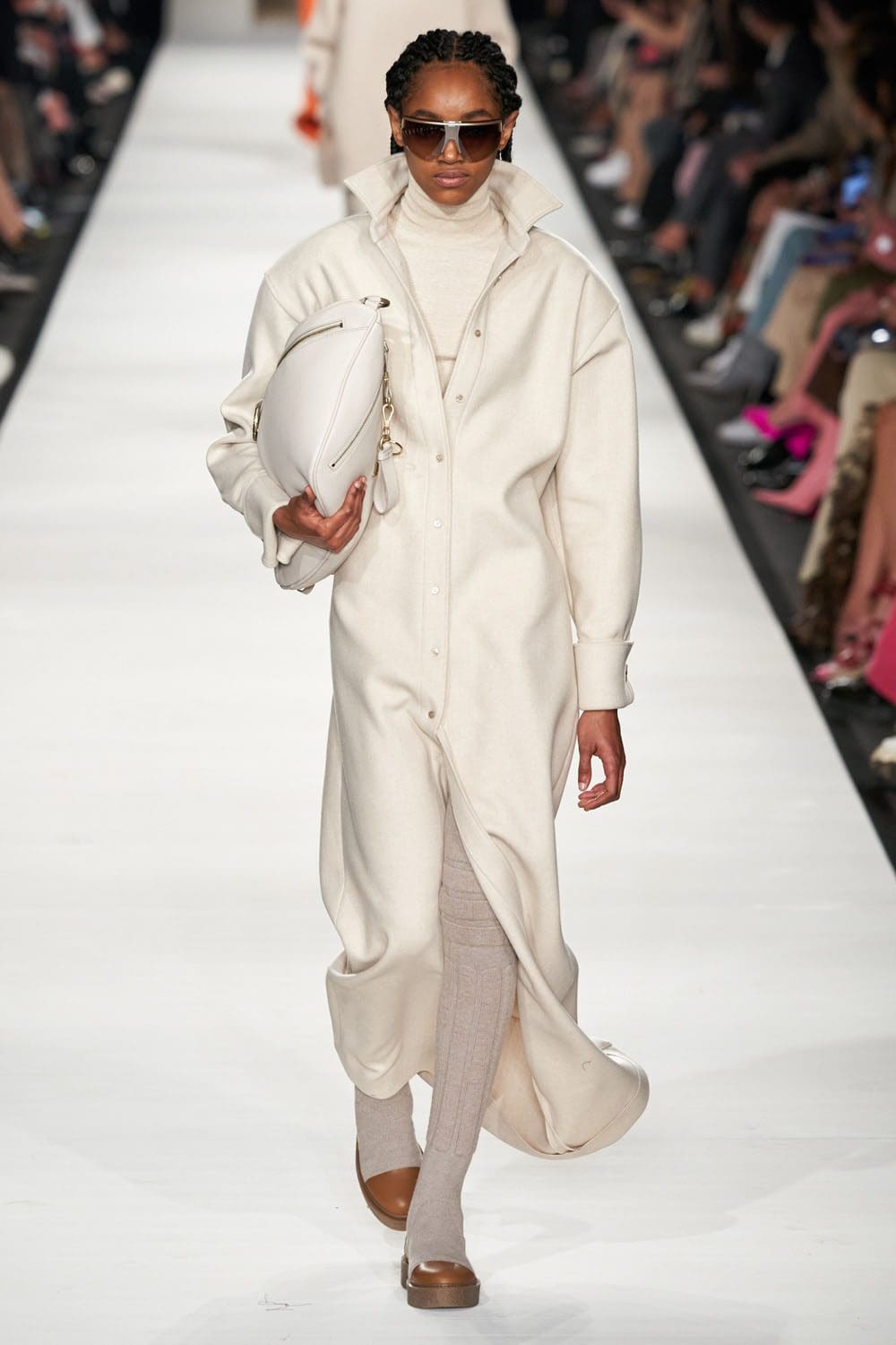 Max Mara outono inverno 2022-2023 Milan Runway revista