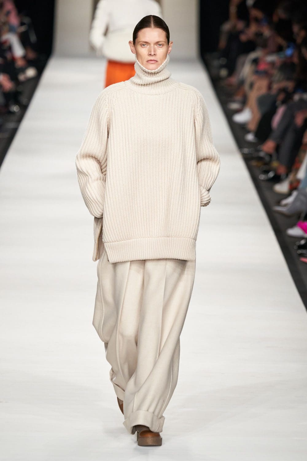 Max Mara outono inverno 2022-2023 Milan Runway revista