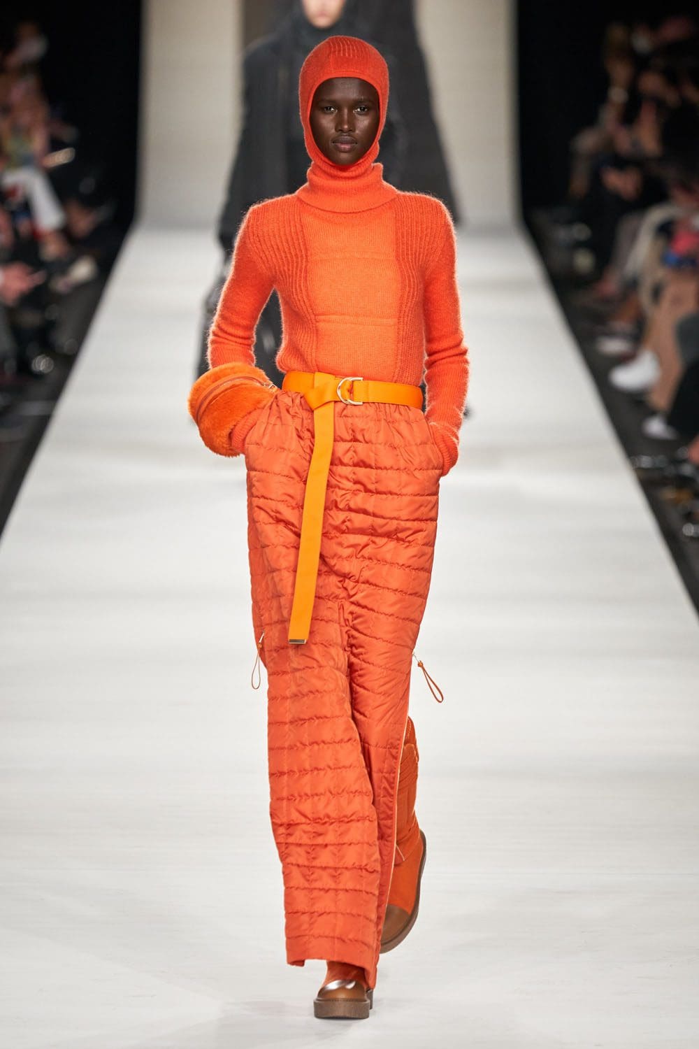 Max Mara outono inverno 2022-2023 Milan Runway revista