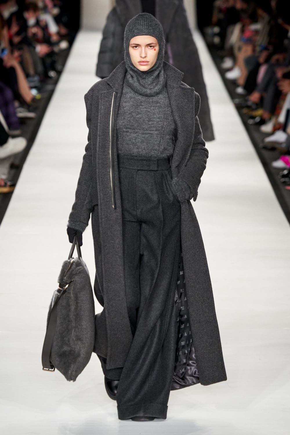 Max Mara outono inverno 2022-2023 Milan Runway revista