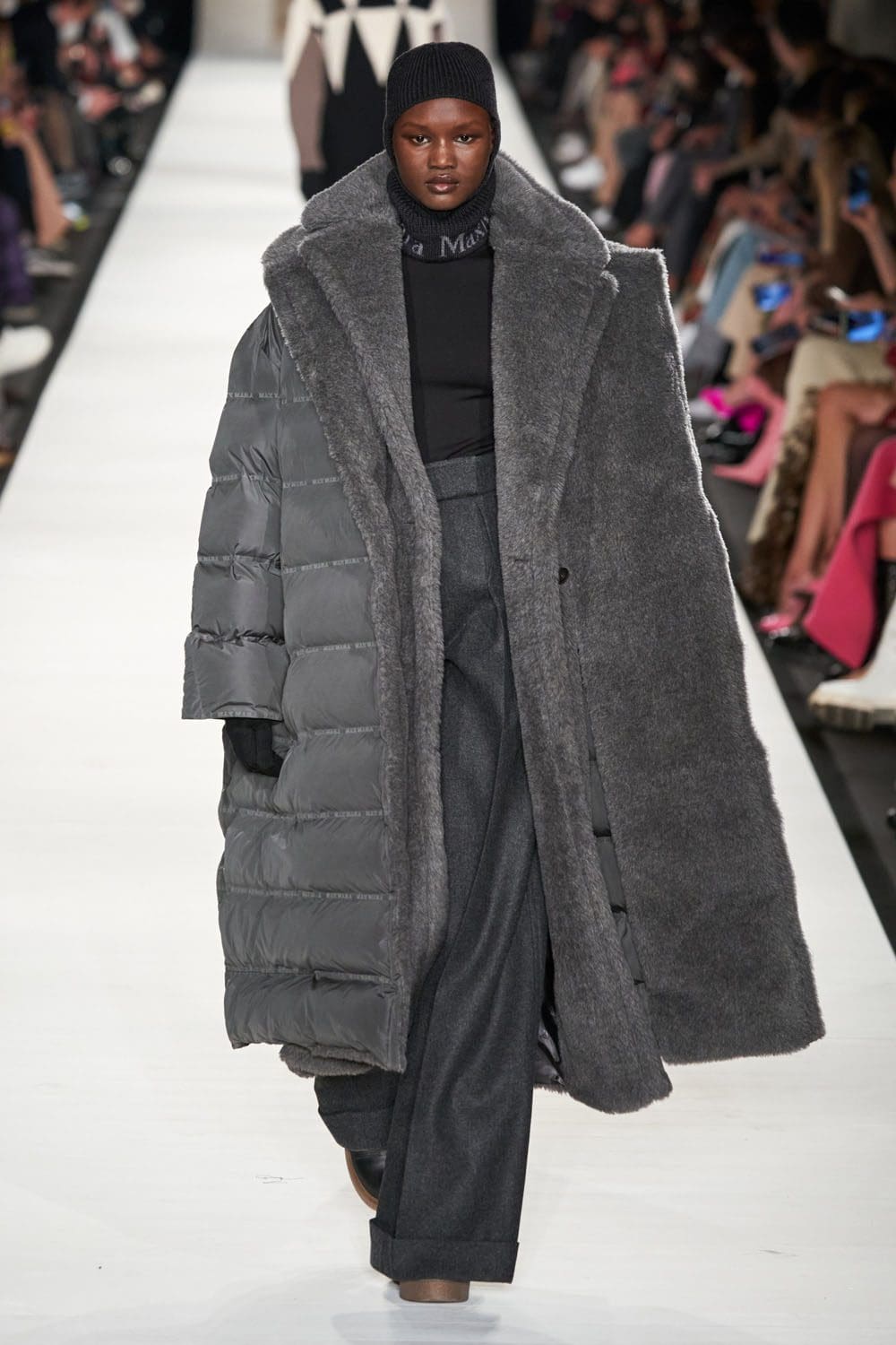 Max Mara outono inverno 2022-2023 Milan Runway revista