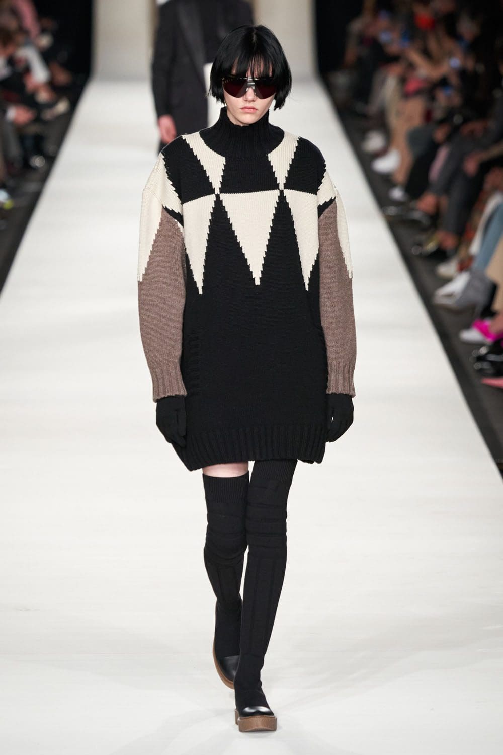 Max Mara outono inverno 2022-2023 Milan Runway revista