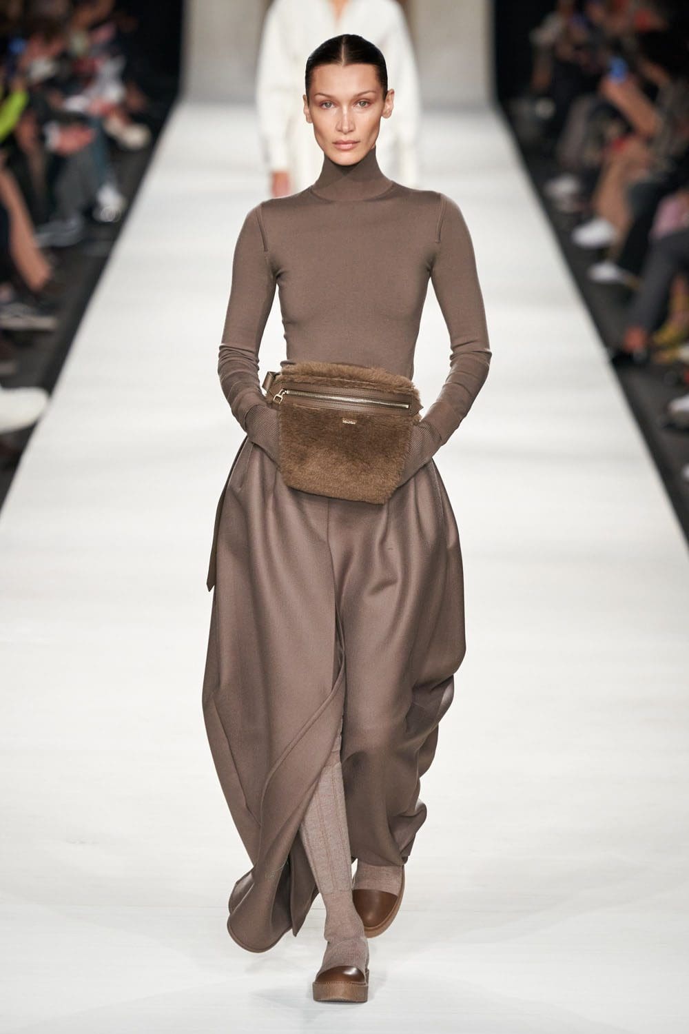 Max Mara outono inverno 2022-2023 Milan Runway revista