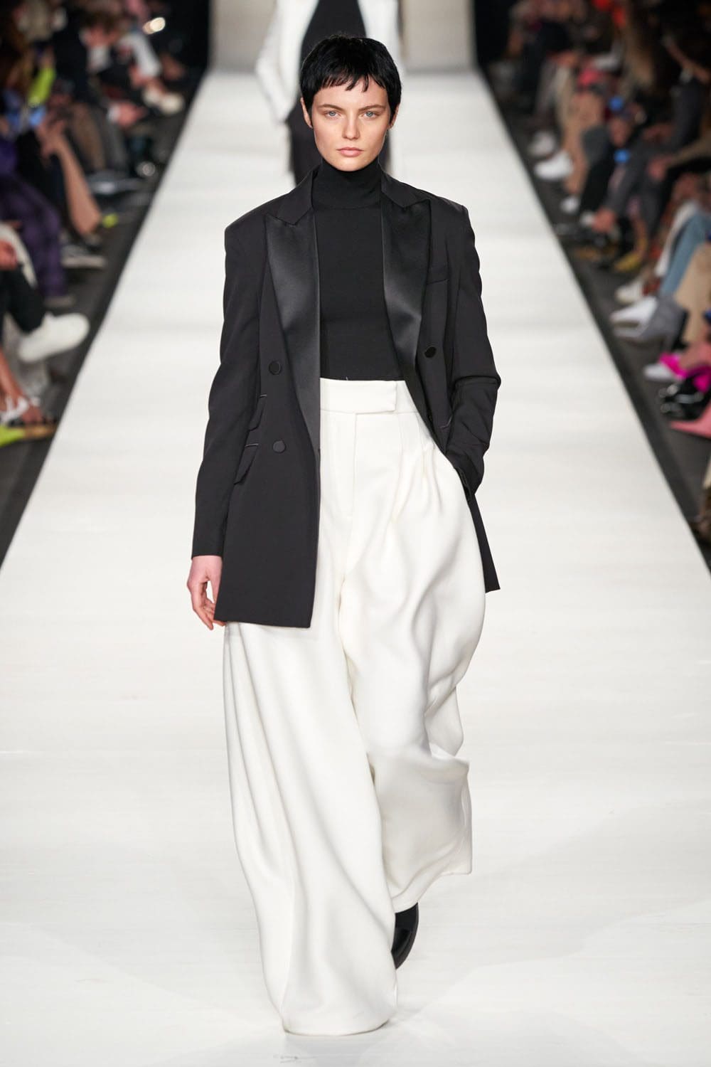 Max Mara outono inverno 2022-2023 Milan Runway revista