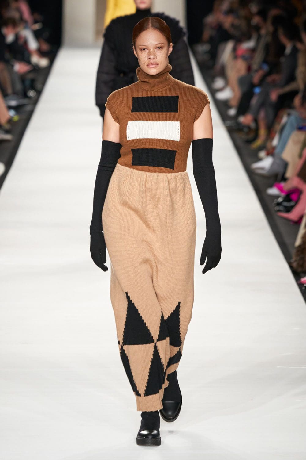 Max Mara outono inverno 2022-2023 Milan Runway revista