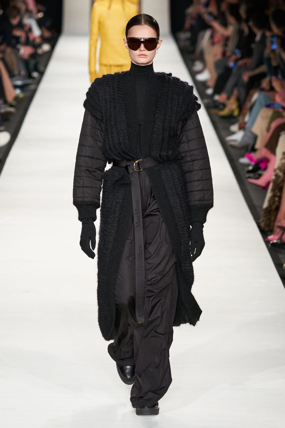 Max Mara outono inverno 2022-2023 Milan Runway revista