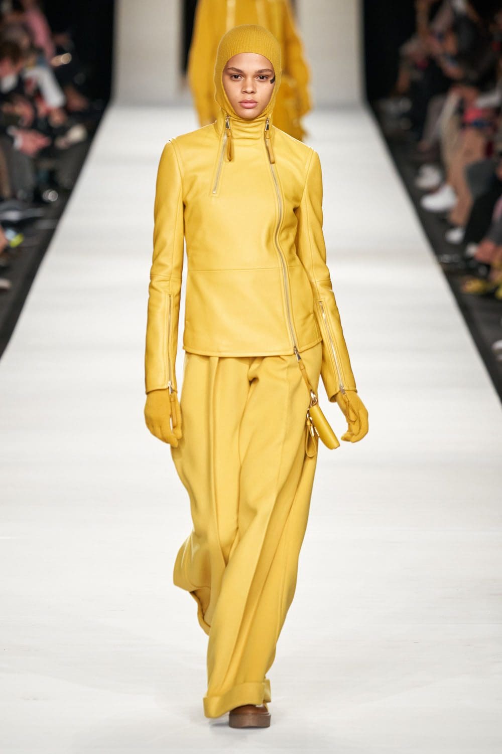 Max Mara outono inverno 2022-2023 Milan Runway revista