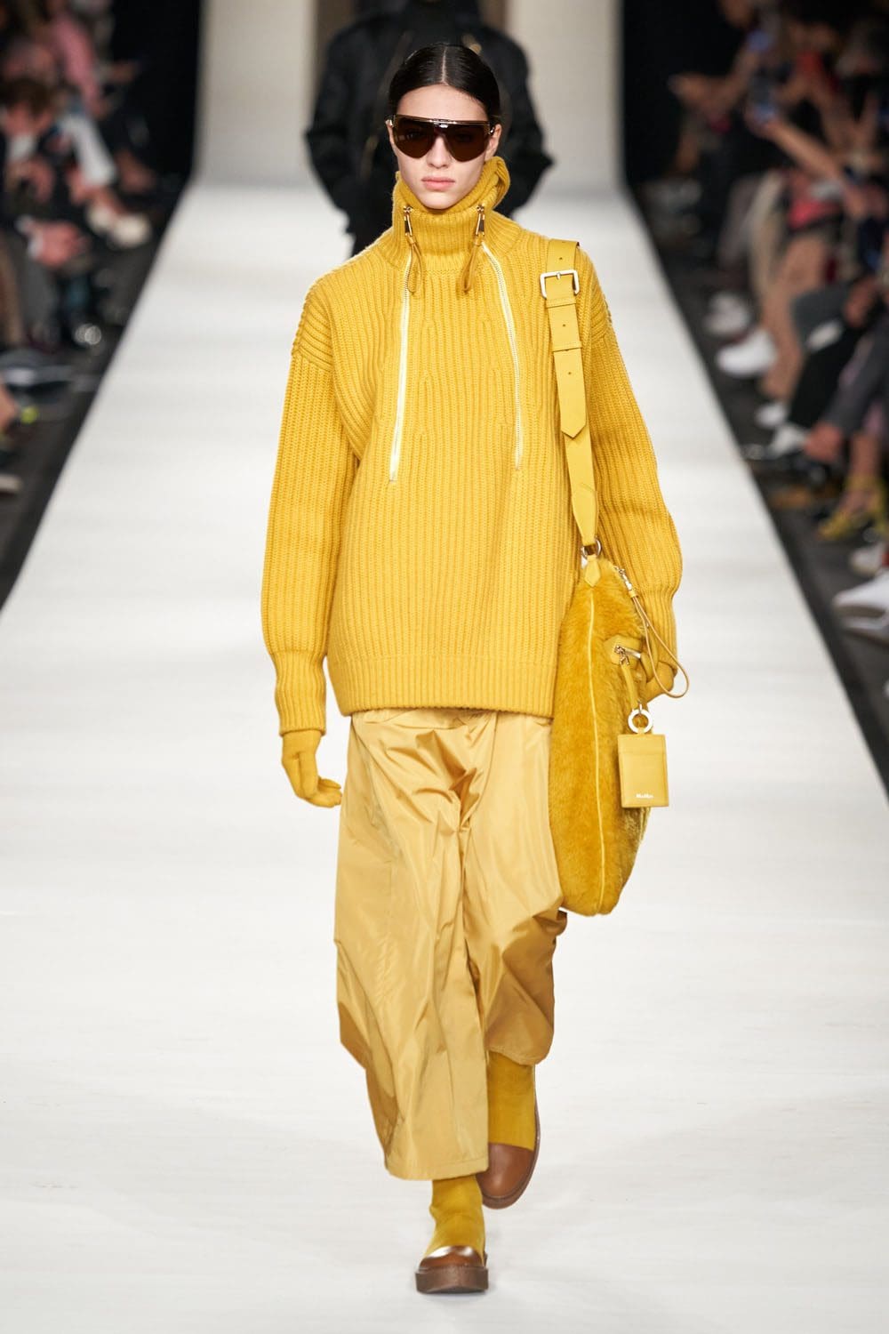 Max Mara outono inverno 2022-2023 Milan Runway revista