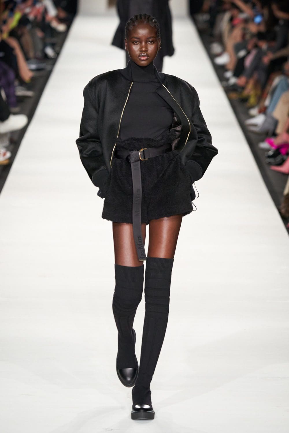 Max Mara outono inverno 2022-2023 Milan Runway revista