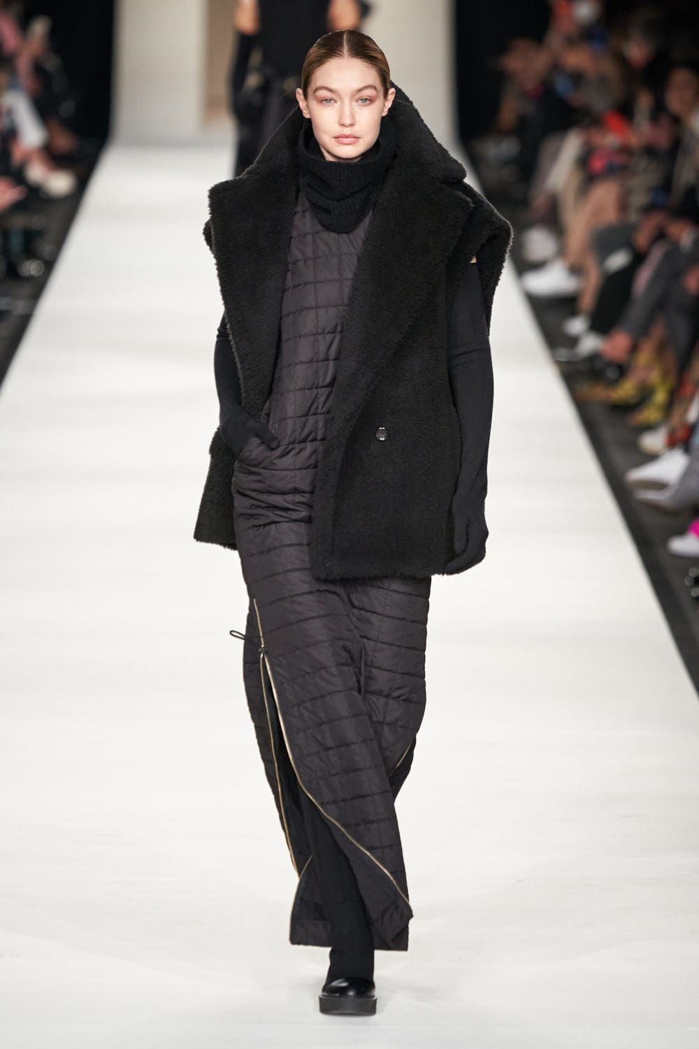 Max Mara outono inverno 2022-2023 Milan Runway revista