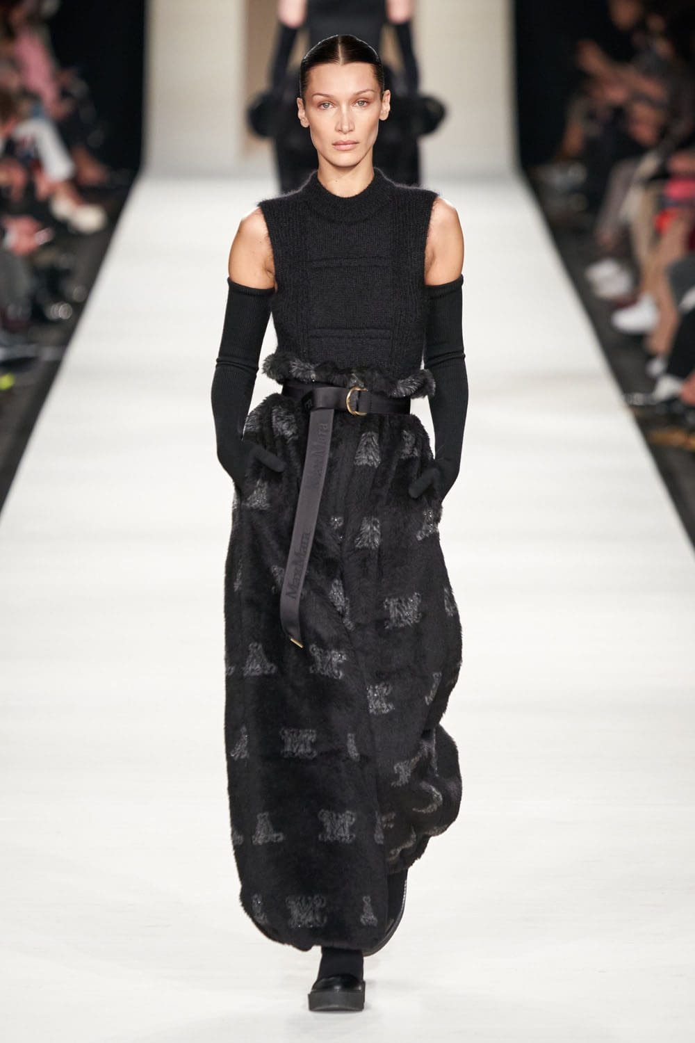 Max Mara outono inverno 2022-2023 Milan Runway revista