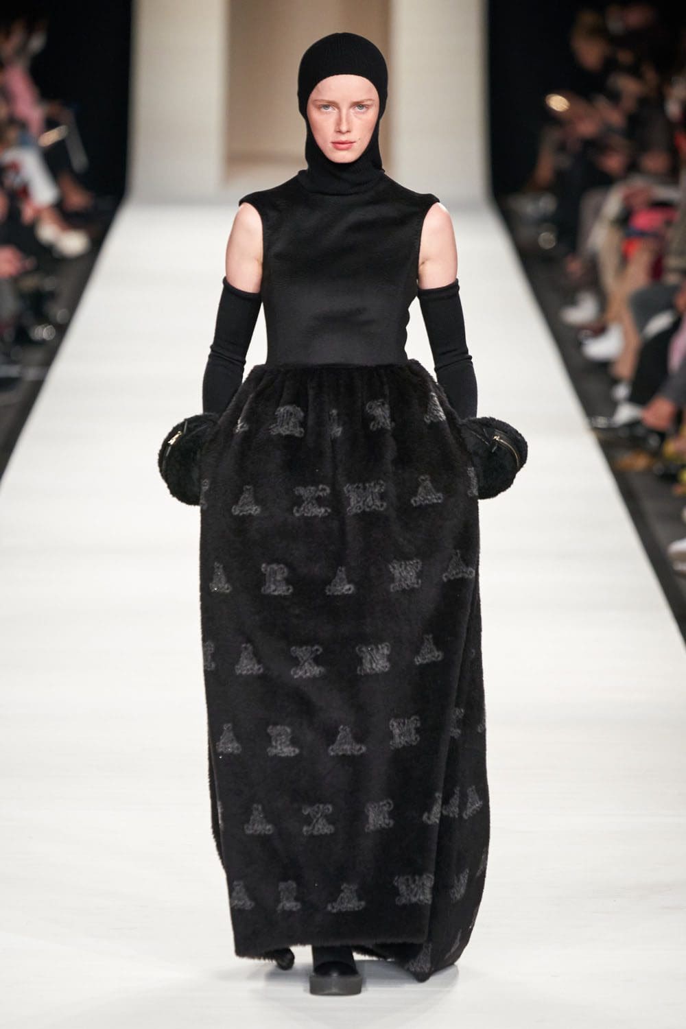 Max Mara outono inverno 2022-2023 Milan Runway revista