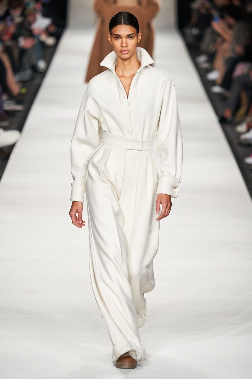 Max Mara outono inverno 2022-2023 Milan Runway revista