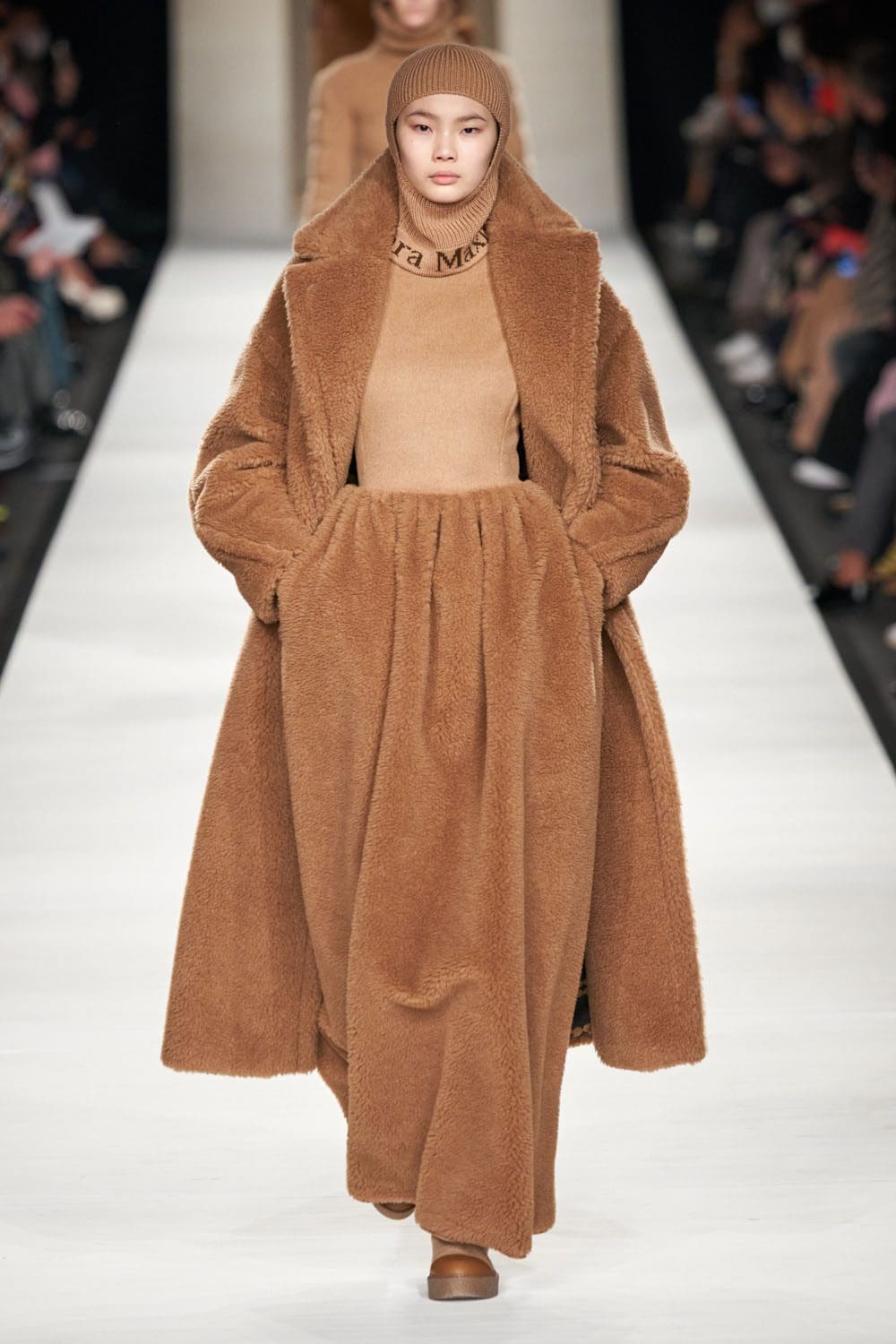 Max Mara outono inverno 2022-2023 Milan Runway revista