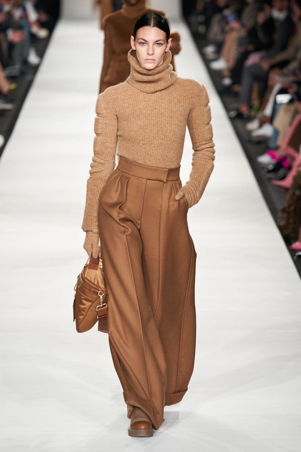 Max Mara outono inverno 2022-2023 Milan Runway revista