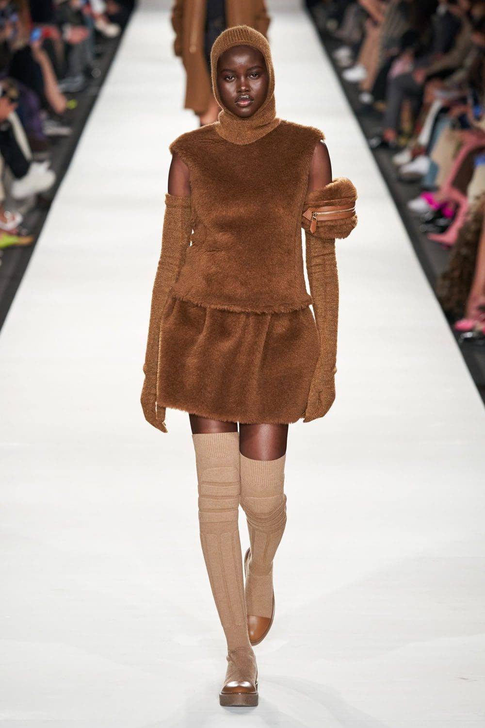 Max Mara outono inverno 2022-2023 Milan Runway revista
