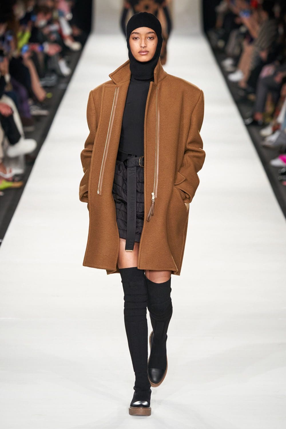 Max Mara outono inverno 2022-2023 Milan Runway revista