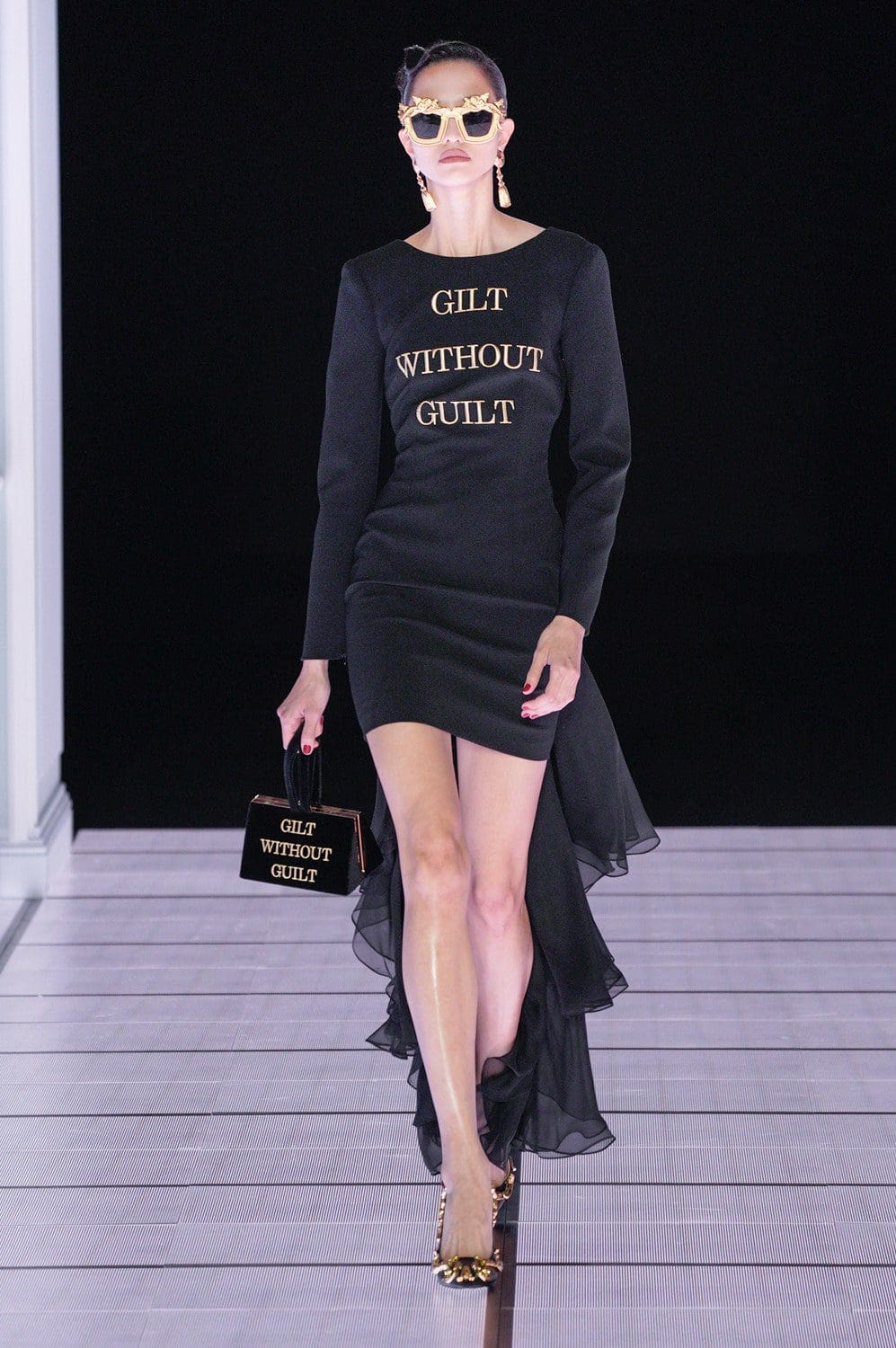 Moschino outono inverno 2022-2023 Milan Runway revista