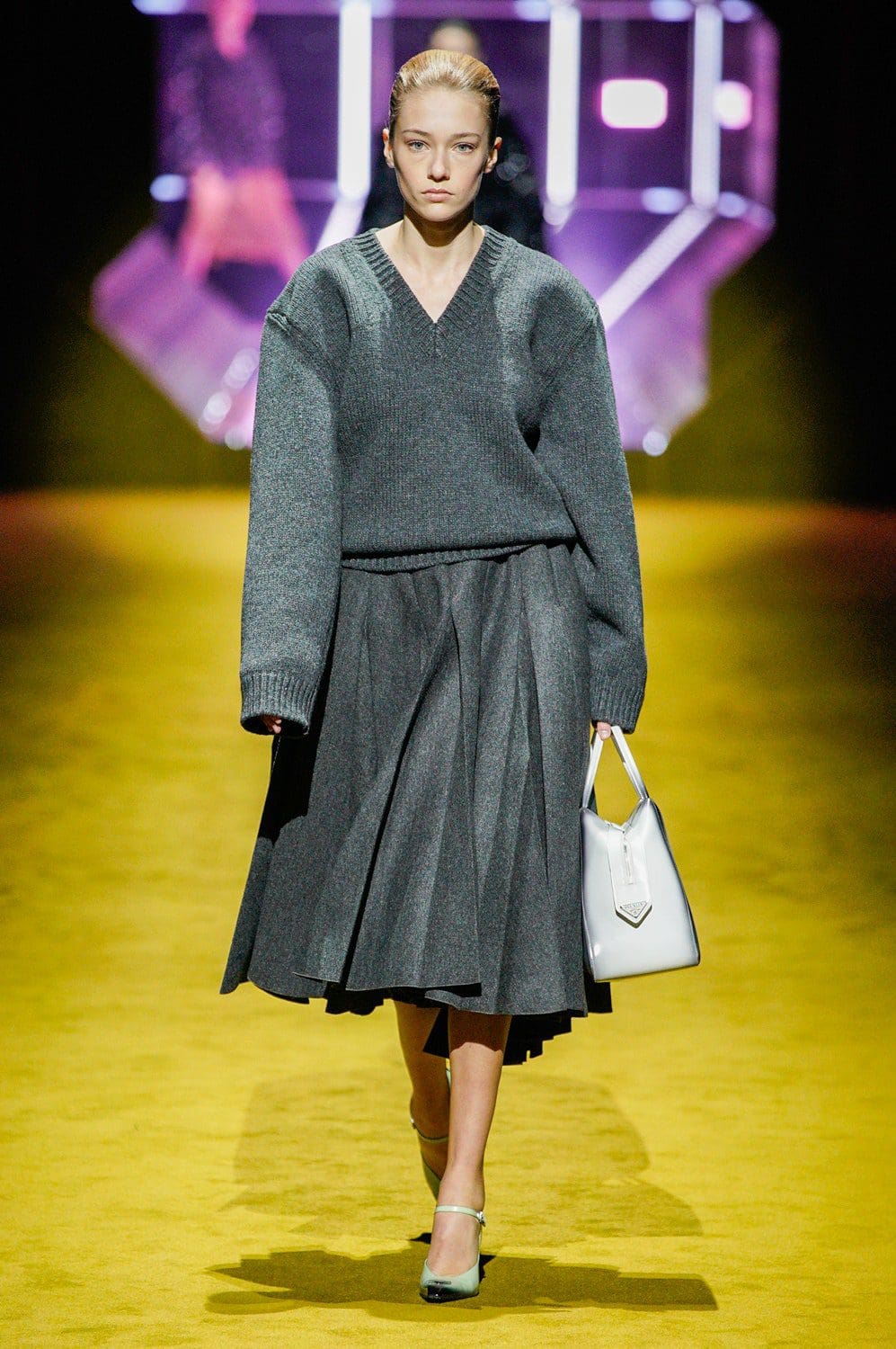 Prada Herbst Winter 2022-2023 Milan Runway Magazin