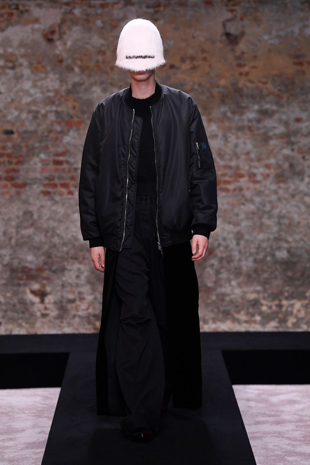 ラフ・シモンズ 2022年秋冬-2023 ロンドン RUNWAY マガジン