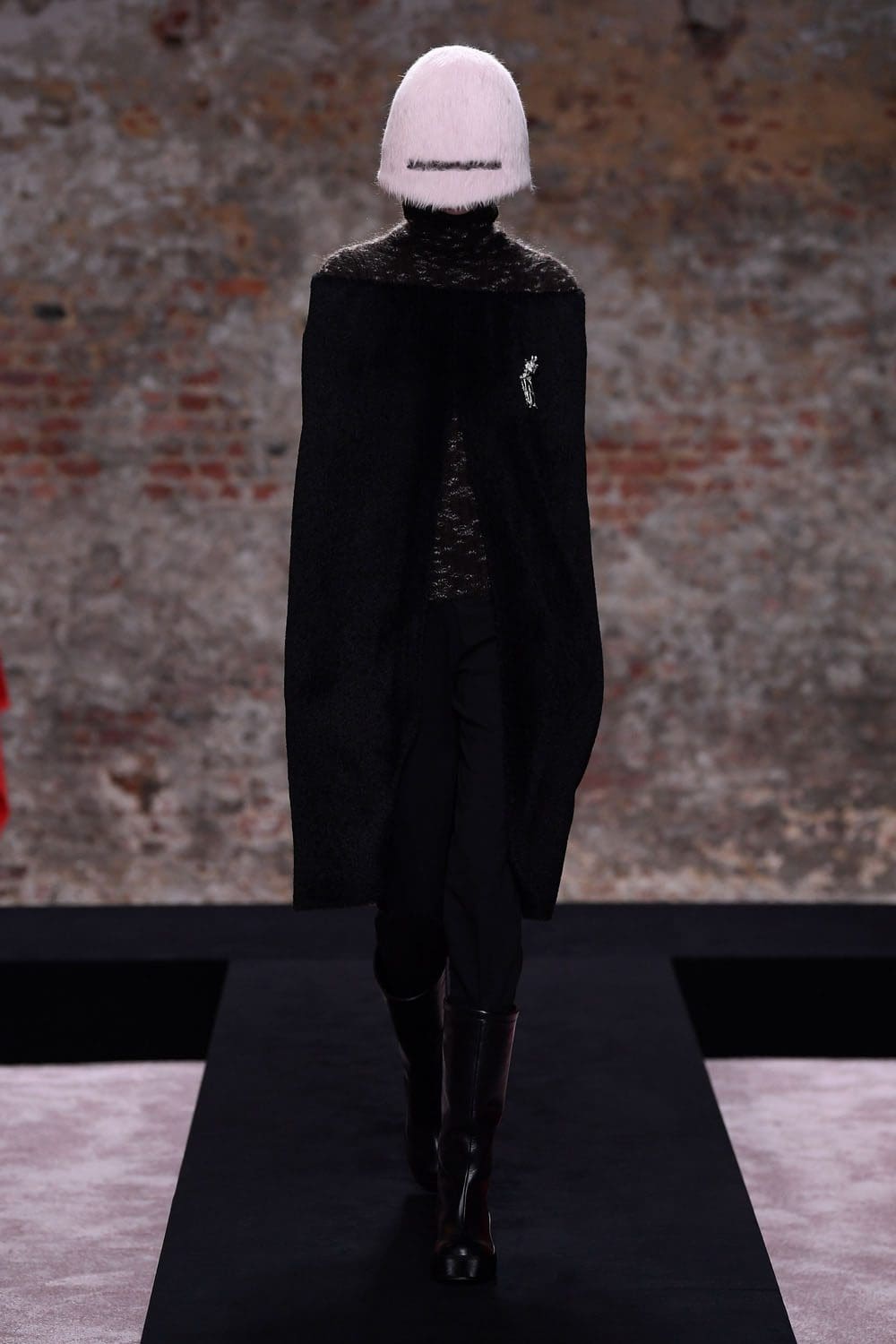 ラフ・シモンズ 2022年秋冬-2023 ロンドン RUNWAY マガジン