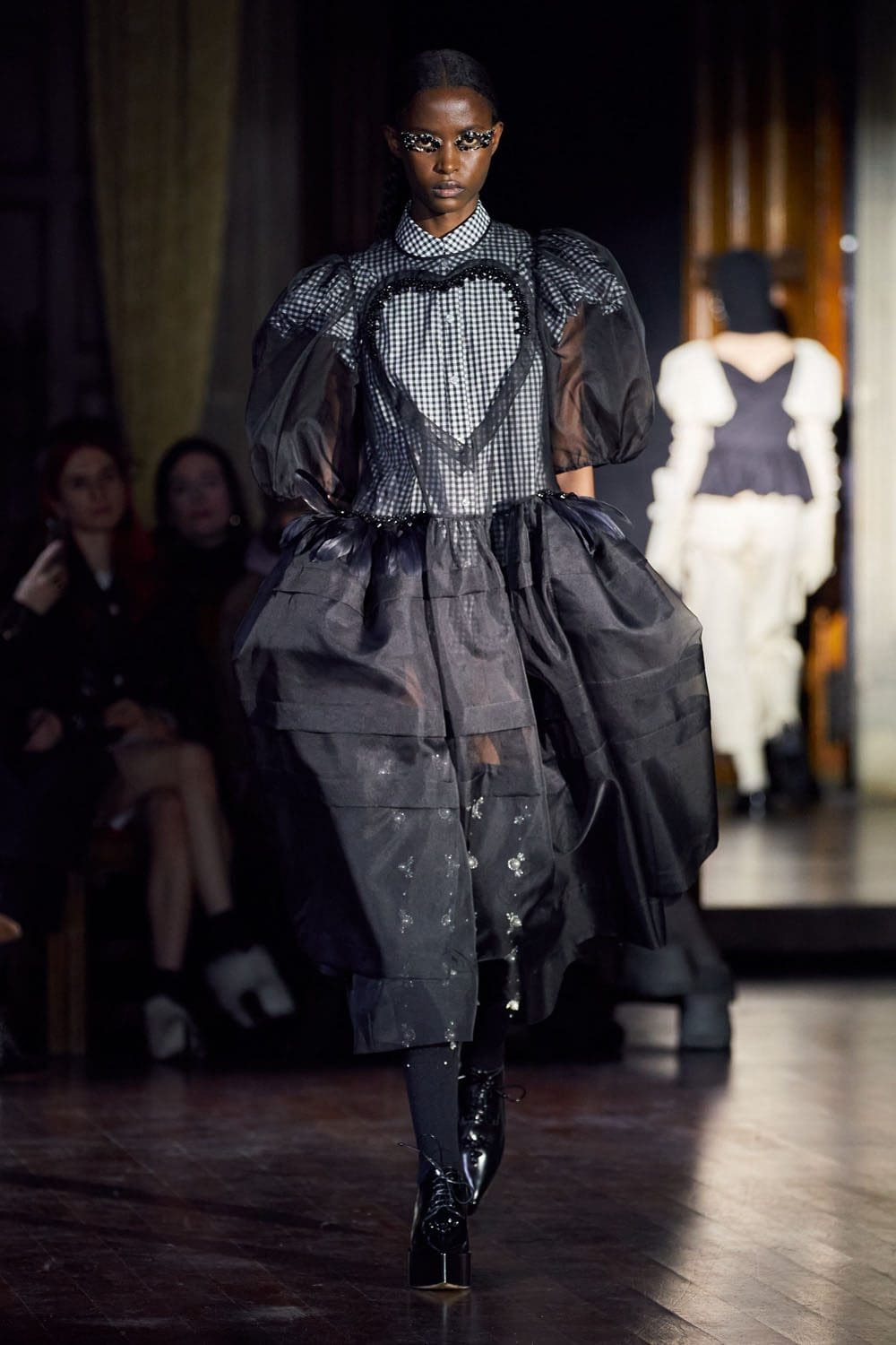 Simone Rocha Autunno Inverno 2022-2023 Londra RUNWAY MAGAZINE