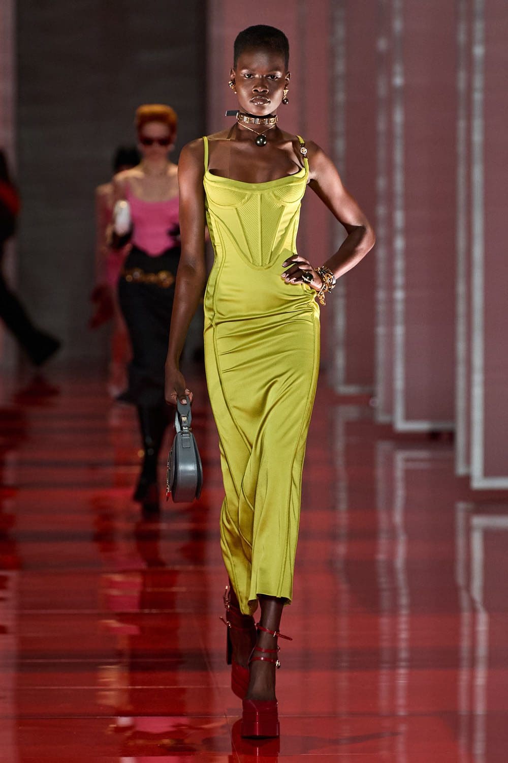 Versace Otoño Invierno 2022-2023 Milán Runway Revistas