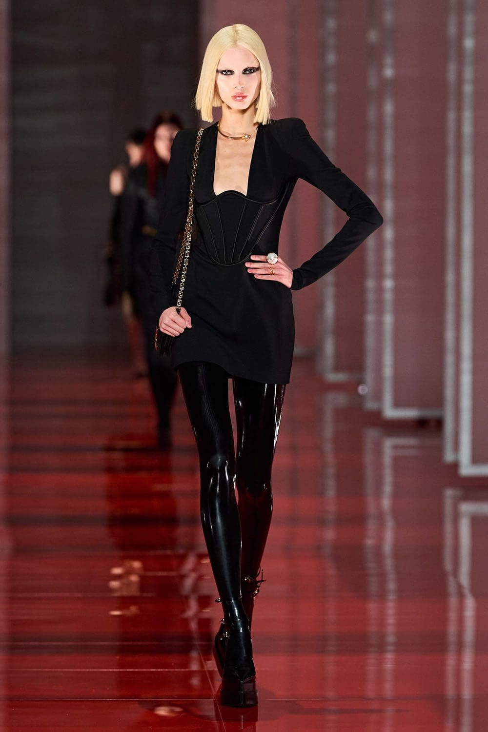 Versace Otoño Invierno 2022-2023 Milán Runway Revistas