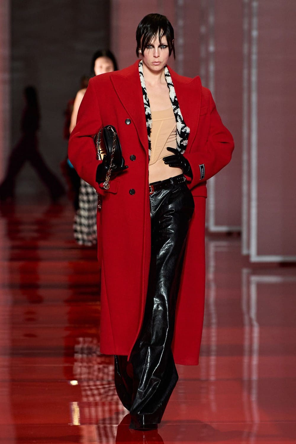 Versace Otoño Invierno 2022-2023 Milán Runway Revistas