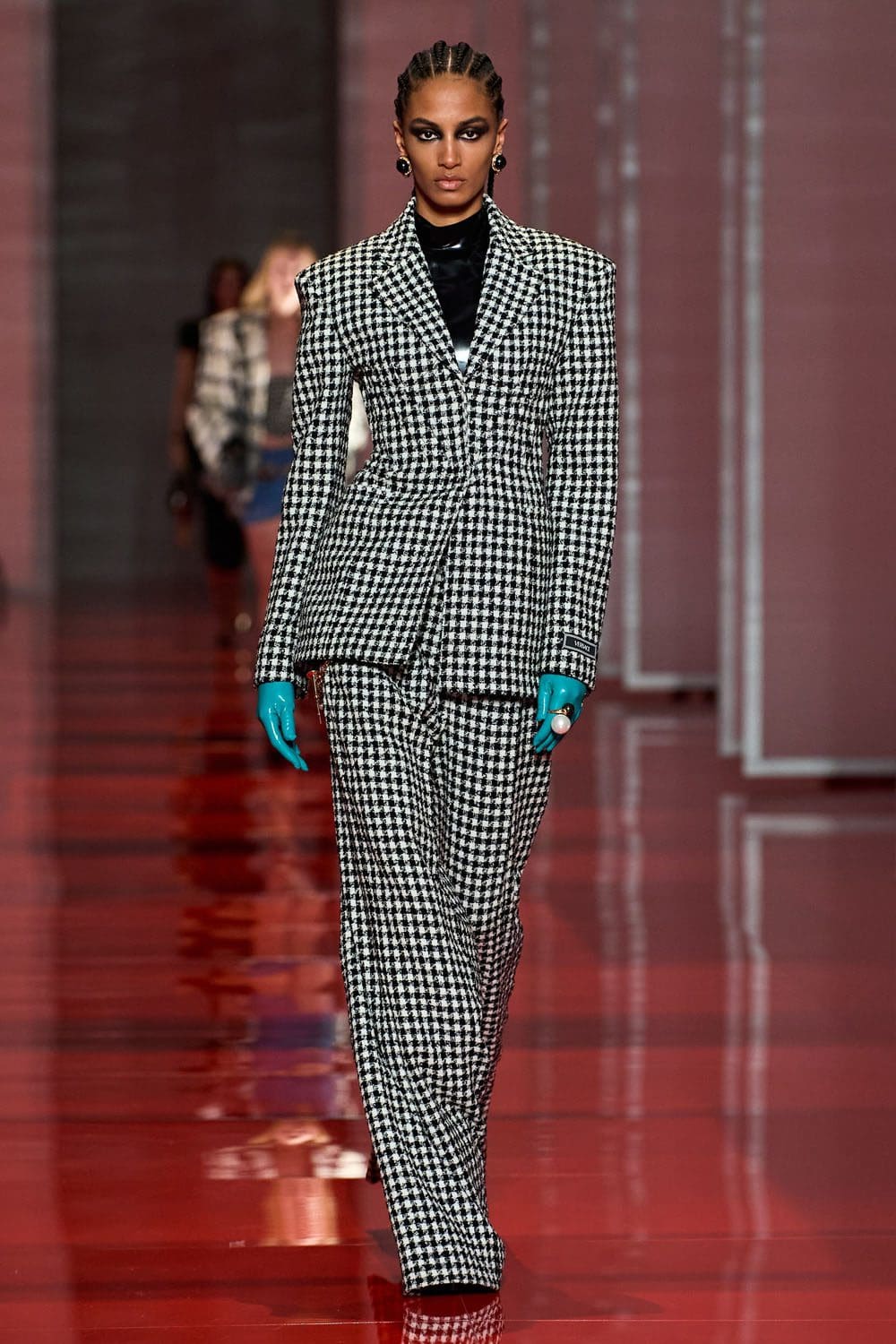 Versace Otoño Invierno 2022-2023 Milán Runway Revistas