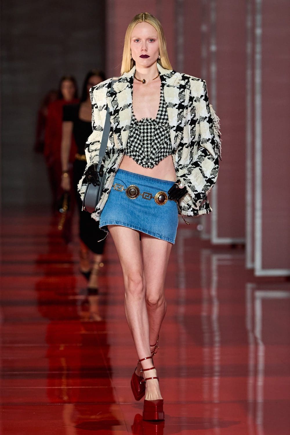 Versace Otoño Invierno 2022-2023 Milán Runway Revistas