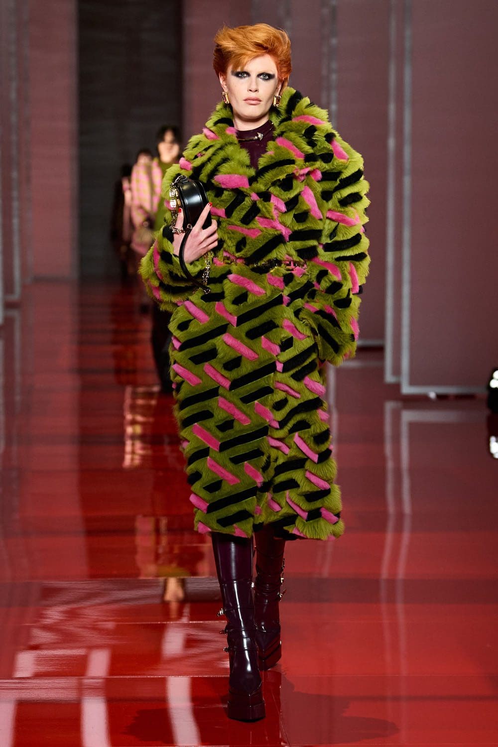 Versace Otoño Invierno 2022-2023 Milán Runway Revistas
