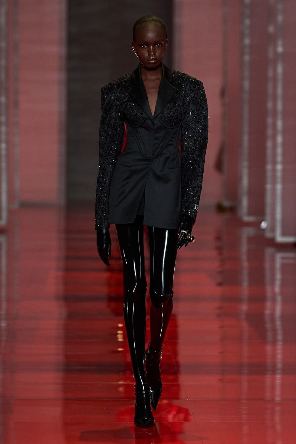 Versace Otoño Invierno 2022-2023 Milán Runway Revistas