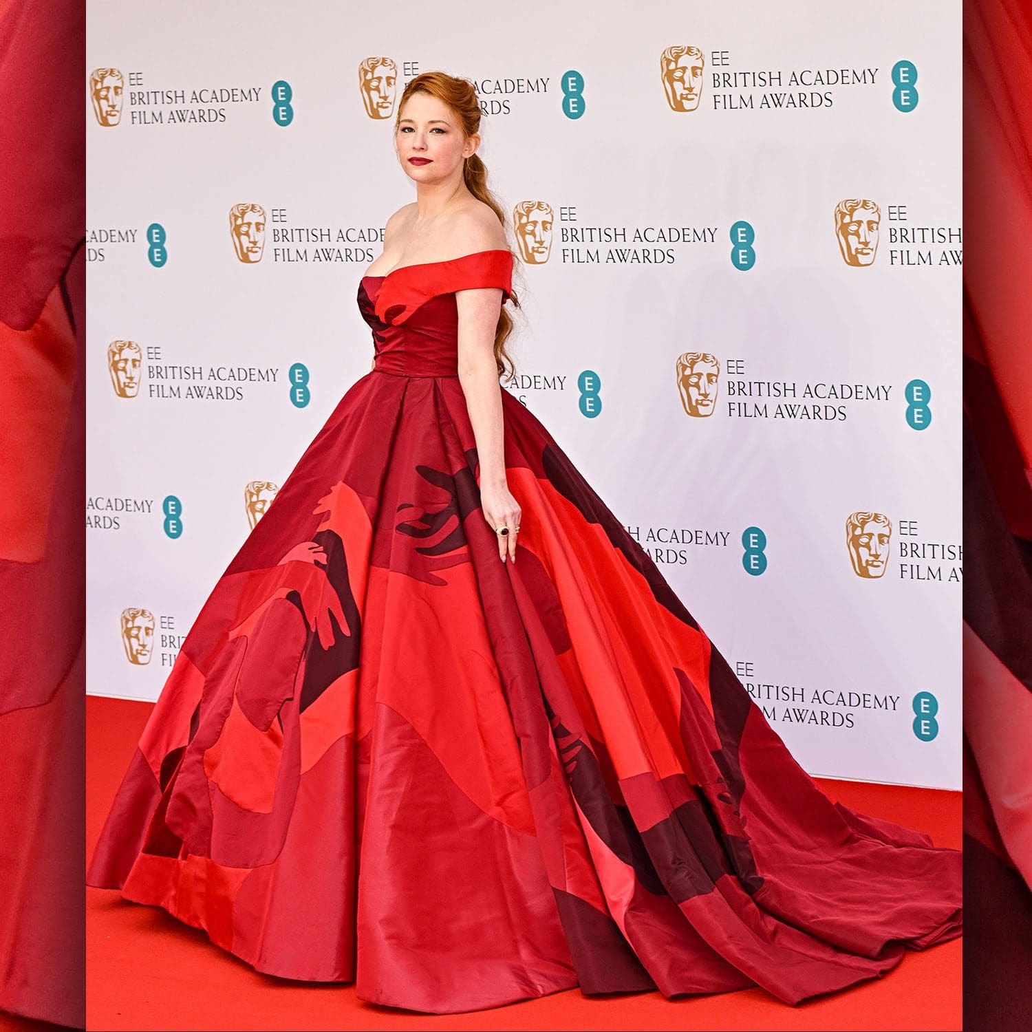Haley Bennett en Valentino Haute Couture Automne 2022-2023 aux BAFTA Awards 2022 par RUNWAY MAGAZINE