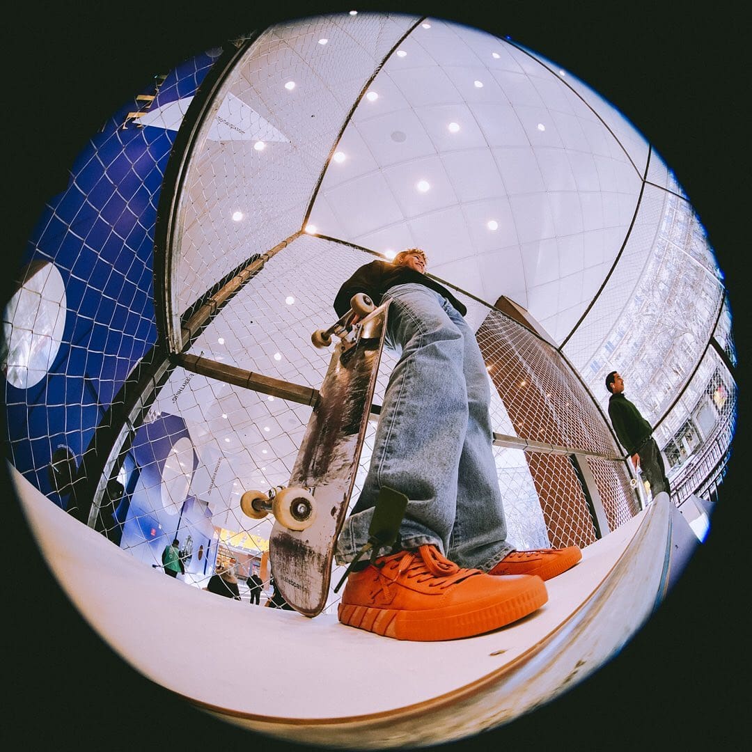 Proyecto cultural Off-White y Galeries Lafayette con entrenamiento en skate