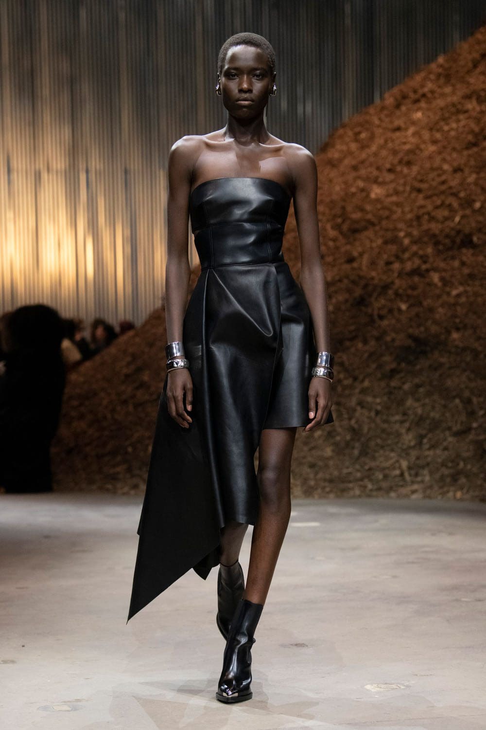 Alexander McQueen Autunno Inverno 2022-2023 Runway Magazine