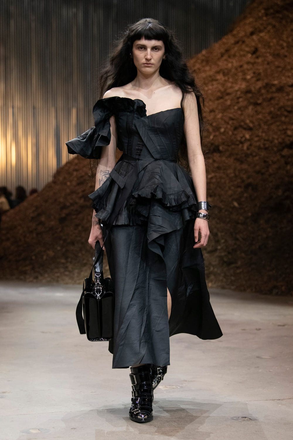 Alexander McQueen Autunno Inverno 2022-2023 Runway Magazine