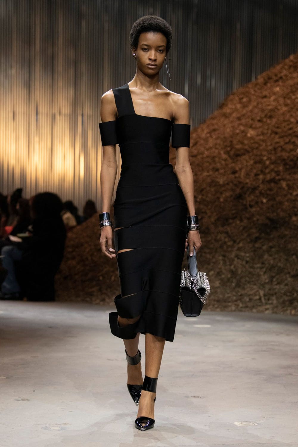 Alexander McQueen Autunno Inverno 2022-2023 Runway Magazine