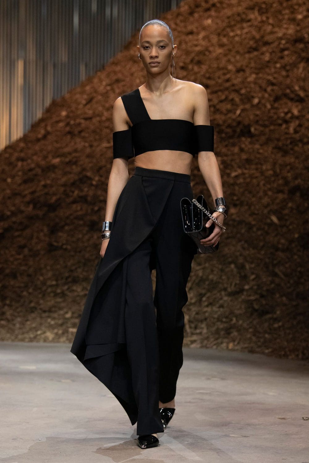 Alexander McQueen Autunno Inverno 2022-2023 Runway Magazine