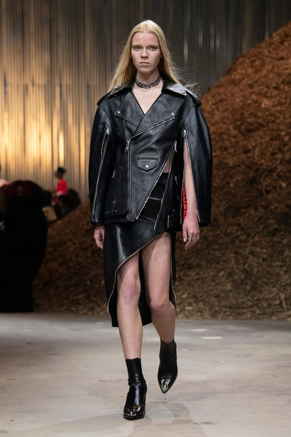 Alexander McQueen Autunno Inverno 2022-2023 Runway Magazine