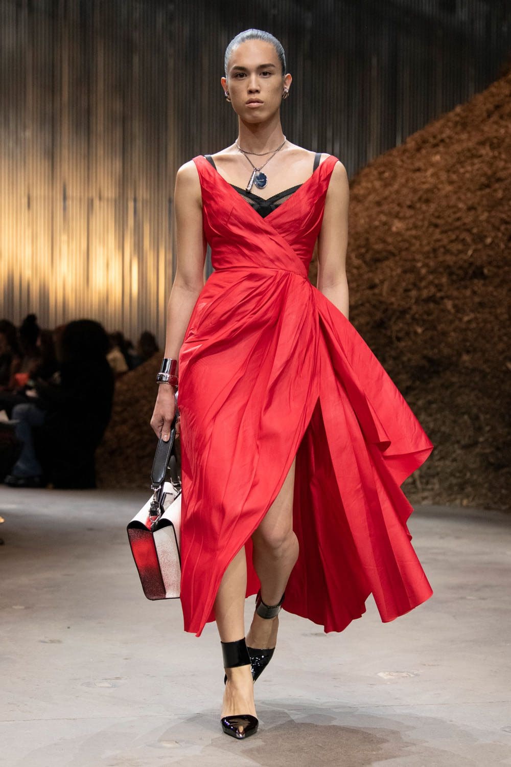 Alexander McQueen Autunno Inverno 2022-2023 Runway Magazine